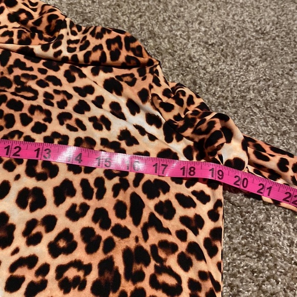 Ellen Tracy animal print lightweight, silky feel turtleneck top (L) EUC - Picture 6 of 12